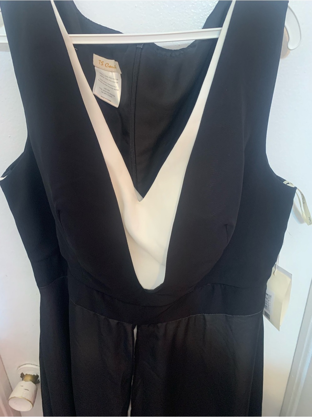 Black and White V-Neck Sleeveless Dress